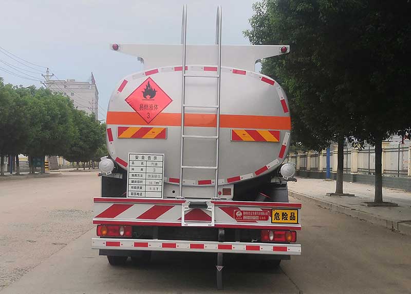 炎帝牌SZD5180GYYD6H型運(yùn)油車(chē)