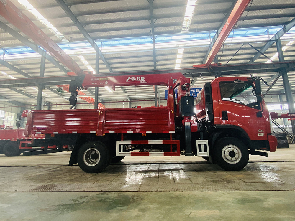 國六大運(yùn)單橋長威5噸四節(jié)直臂隨車吊